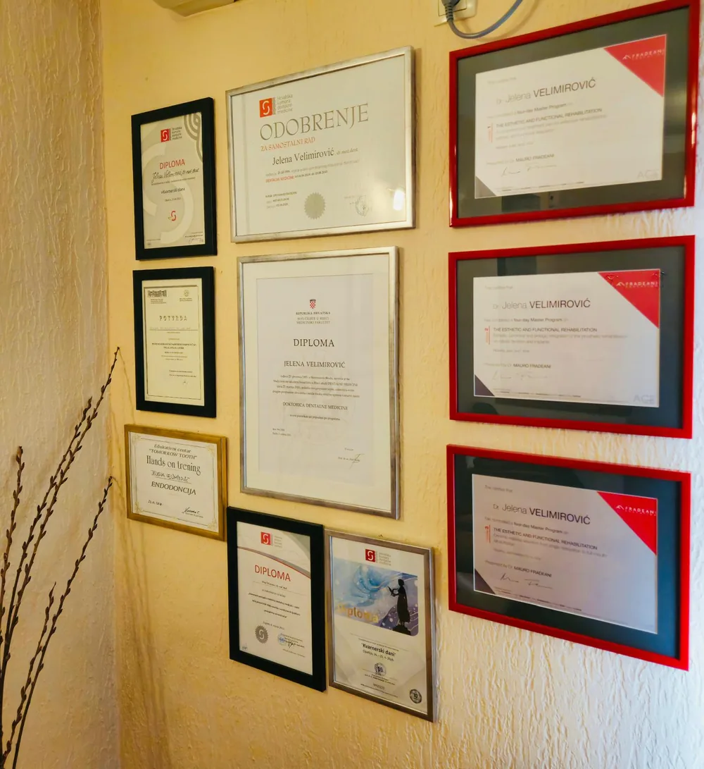 Diplome i certifikati dr. Jelene Velimirović na zidu ordinacije